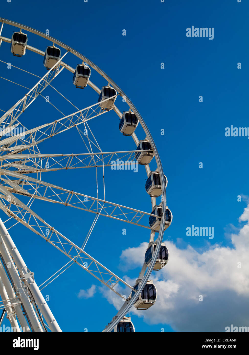 Grande ruota panoramica Ferris con cialde di osservazione e cielo blu dietro Foto Stock