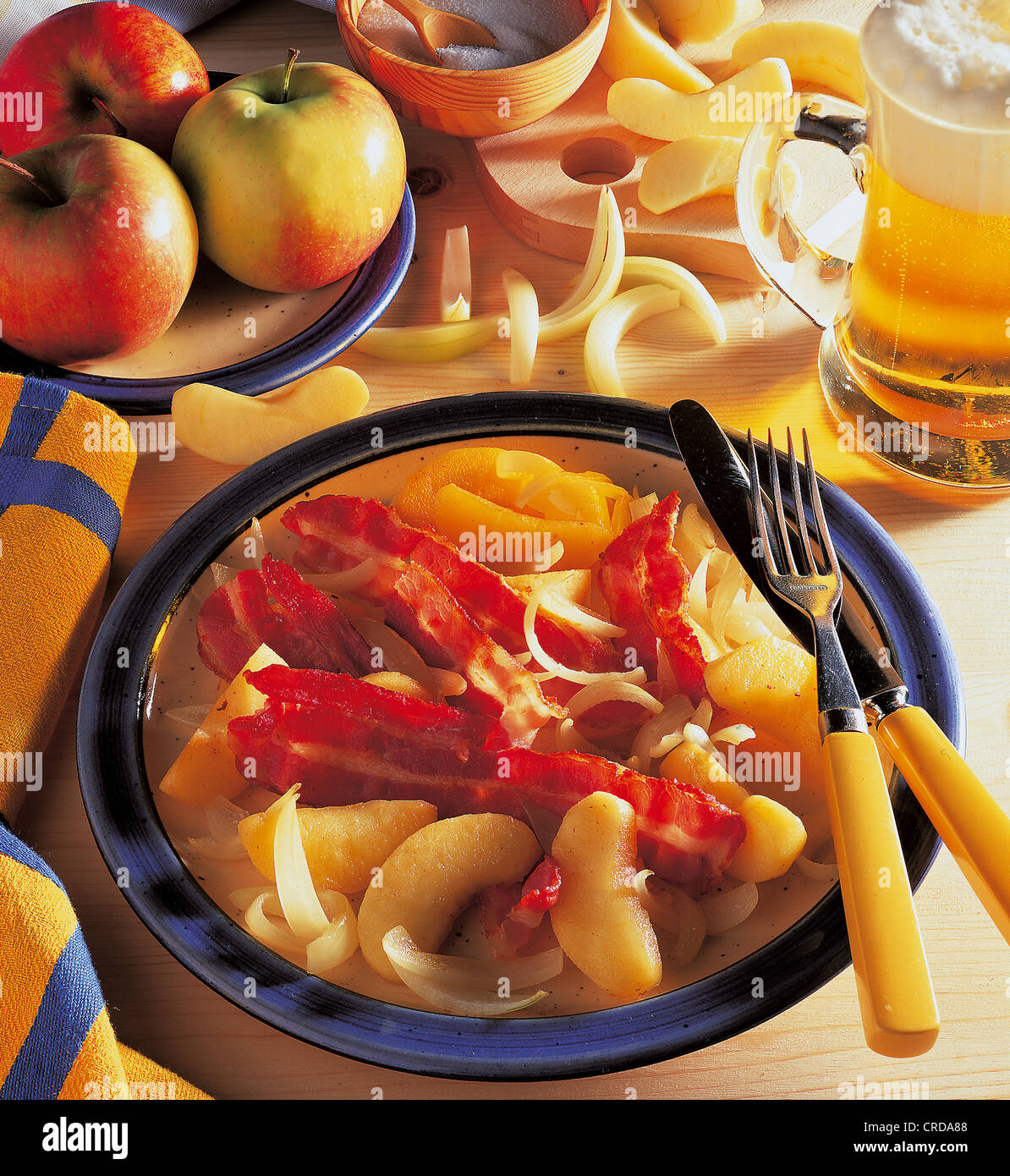 Mele con pancetta e cipolle, Danimarca. Foto Stock