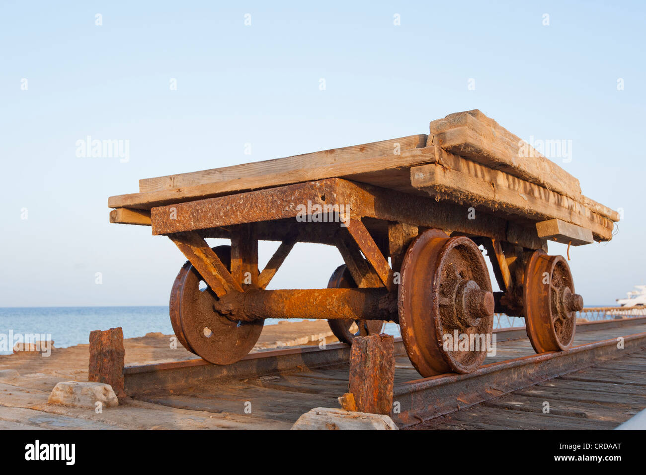 Vecchio carrello di legno su una ferrovia abbandonati via Foto Stock