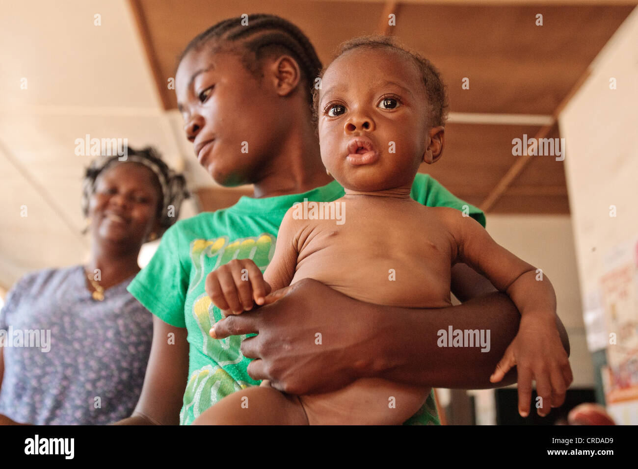 Leona Hunter, 18, mantiene il suo figlio Cefa Hunter, 10 mesi di età che soffre di grave malnutrizione Foto Stock