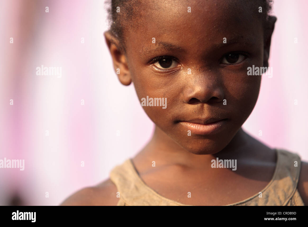 Ritratto di una ragazza nel West Point baraccopoli a Monrovia, Montserrado county, Liberia lunedì 2 aprile 2012. Foto Stock