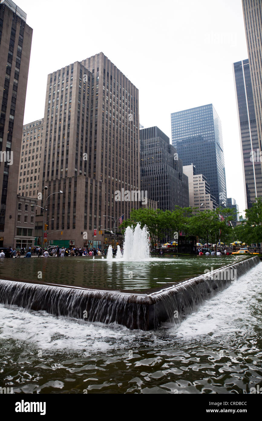 New York Avenue of the Americas Fontana una piscina con fontana 1251 Avenue of the Americas (btw 49th & 50th), New York, NY 10020 Foto Stock
