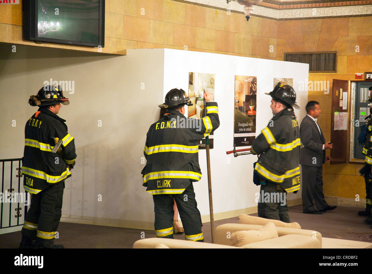 FDNY dei vigili del fuoco di New York City per i vigili del fuoco si fermò intorno a chattare in hotel edificio dopo emergenza, vigili del fuoco di New York, New York fire dept Foto Stock