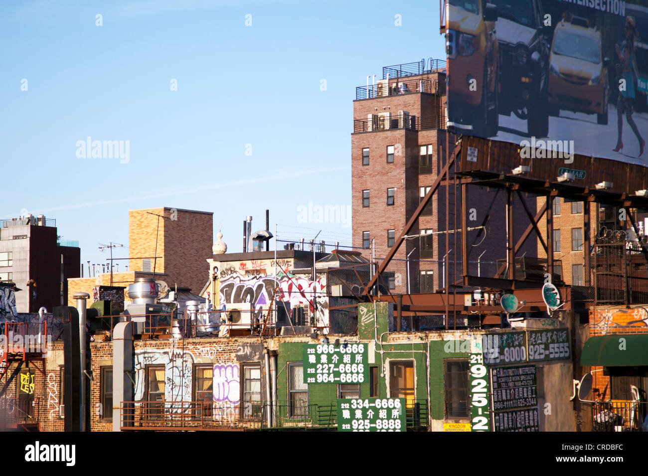 Tetti di China Town New York City Manhattan edifici con scrittura cinese sui segni Foto Stock