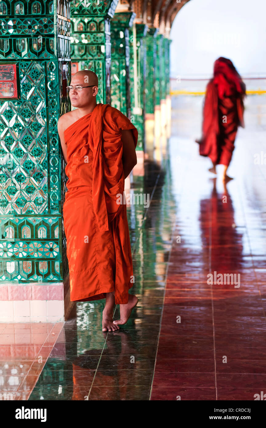 I monaci tra colonne in due Snake Pagoda in Mandalay Hill a Mandalay, MYANMAR Birmania, Asia sud-orientale, Asia Foto Stock