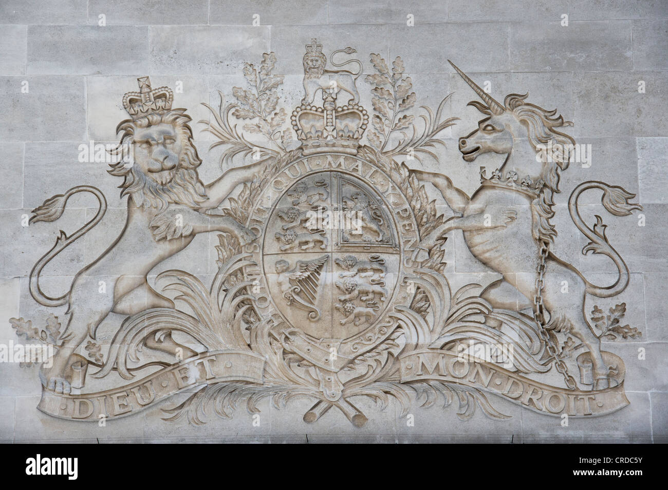La stemma reale della pietra che intaglia. James Street, Londra Foto Stock