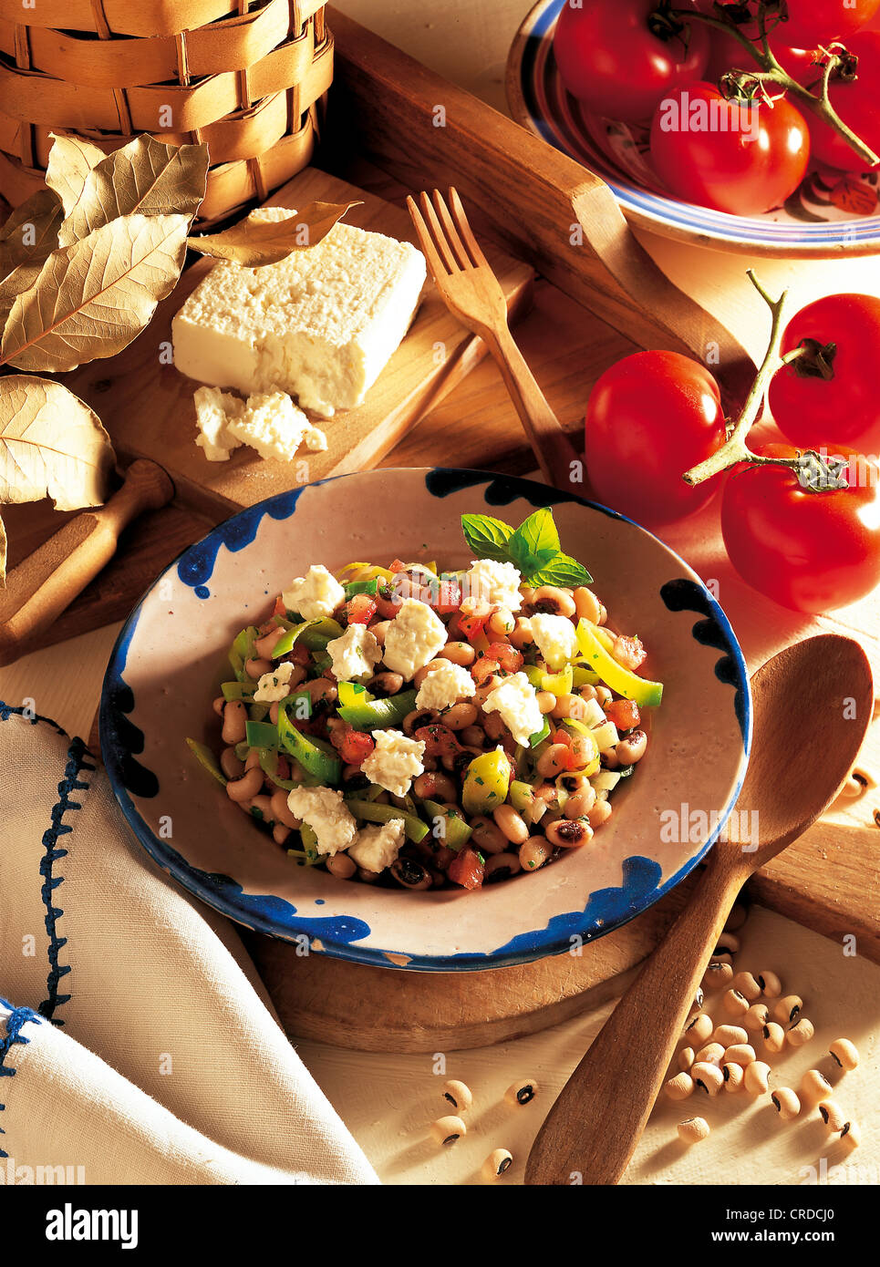 Insalata di fagioli e verdure con feta, Grecia. Foto Stock