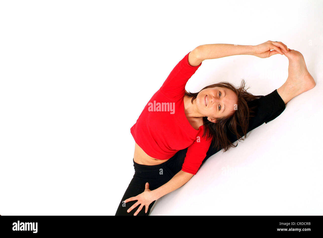 Giovane donna fa stretching Foto Stock