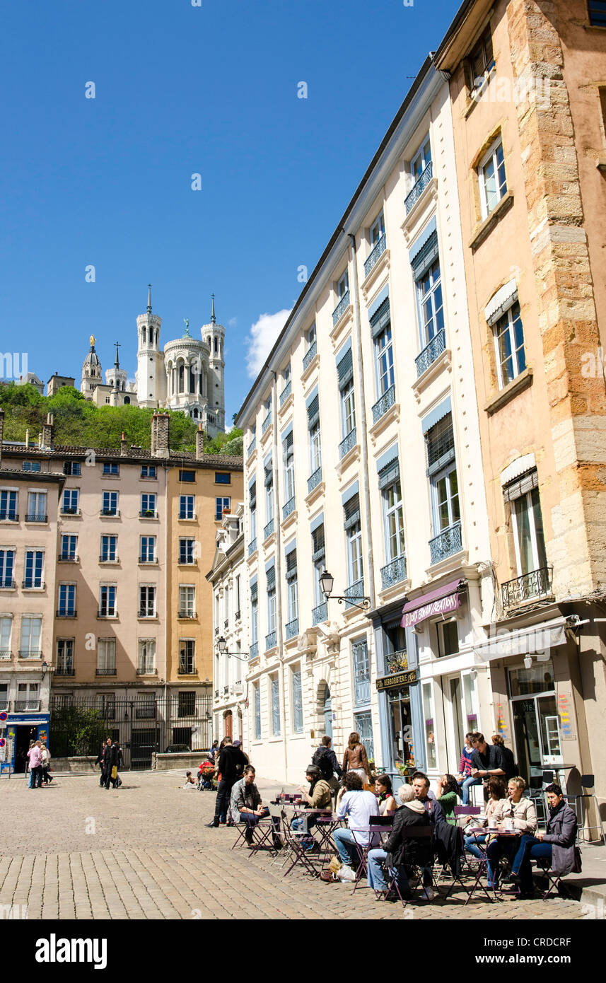 Le persone che si godono il sole in un bar esterno Lyon Francia Europa Foto Stock