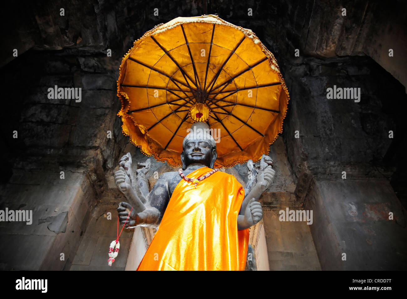 Vishnu, un dio indù, scultura in pietra, altare nel complesso del tempio di Angkor Wat, Siem Reap, Cambogia, Asia Foto Stock