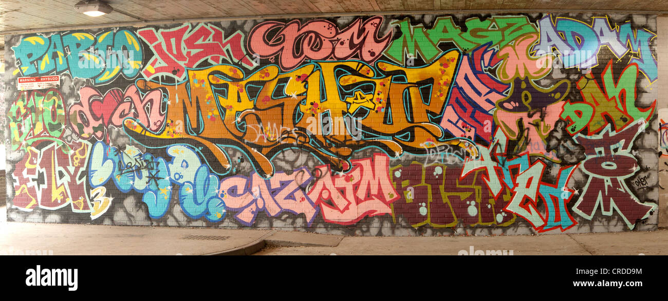 Muro di graffiti bridgend arte colorata Foto Stock