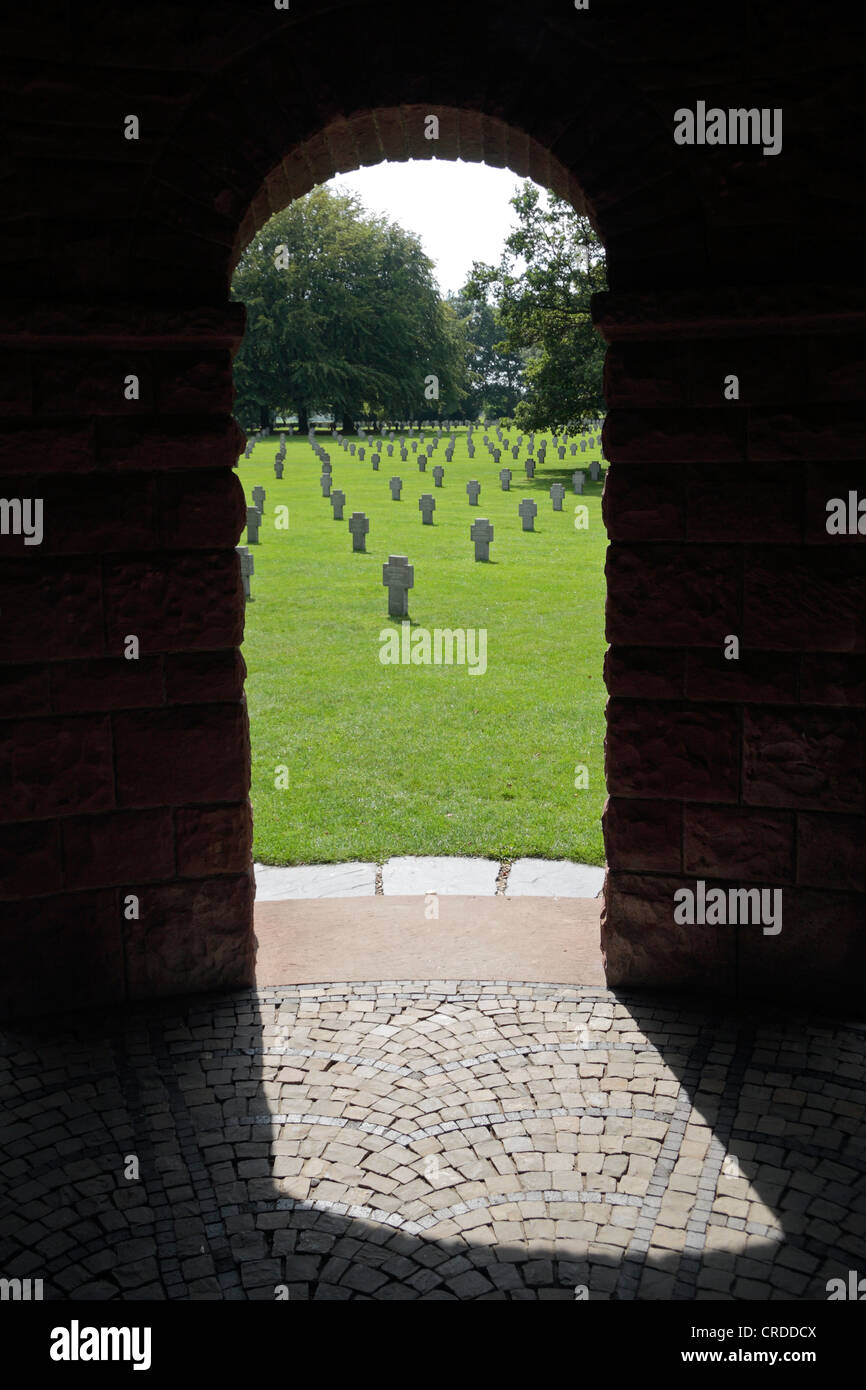 Vista guardando fuori la porta principale della cappella nella Seconda Guerra Mondiale il tedesco Recogne-Bastogne cimitero, Belgio. Foto Stock