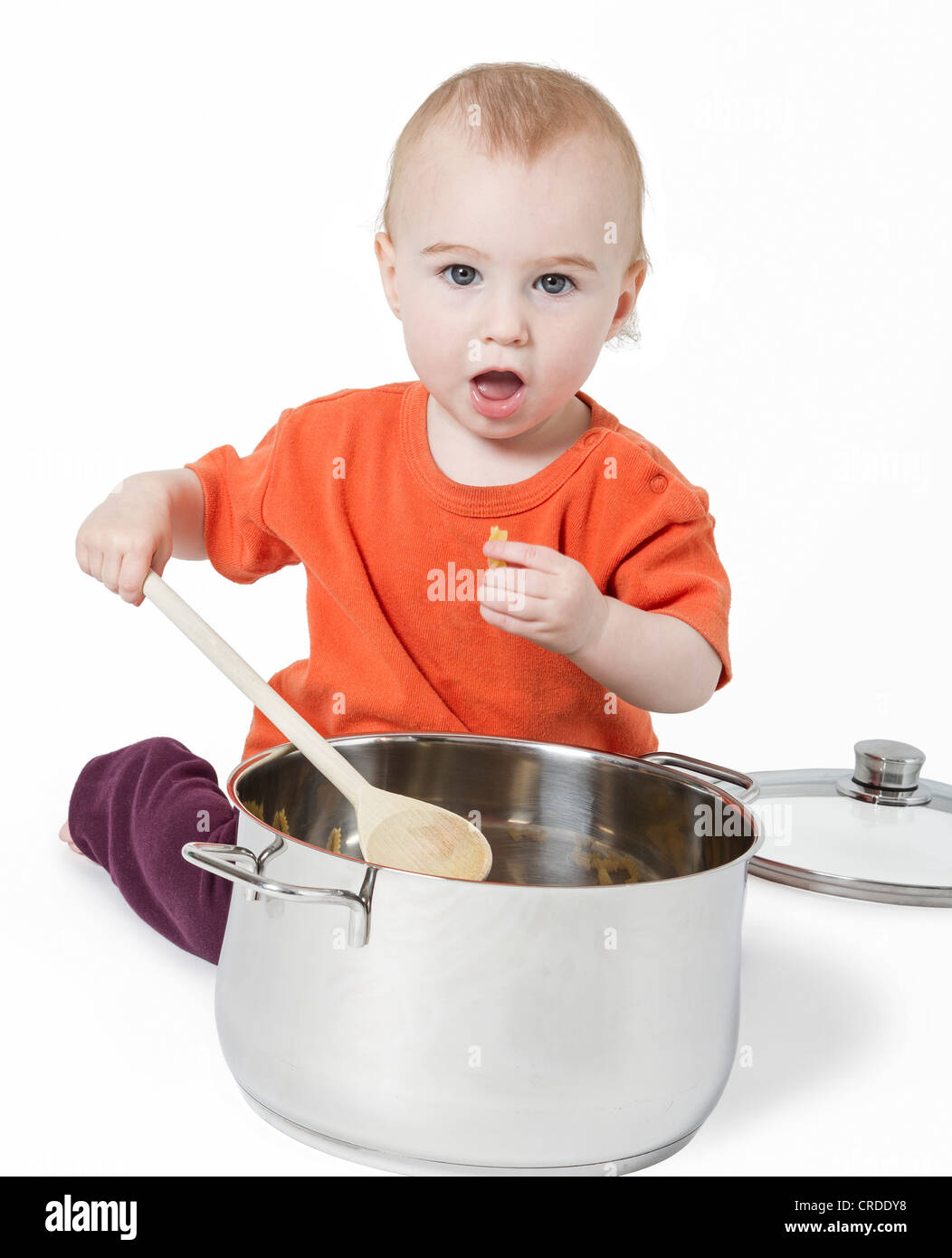 Bambino con grande pentola di cottura isolati su sfondo bianco Foto Stock