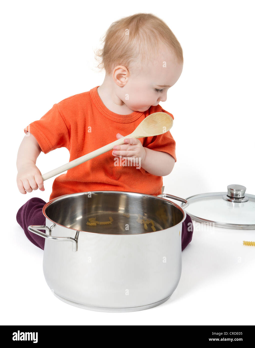 Bambino con grande pentola di cottura isolati su sfondo bianco Foto Stock