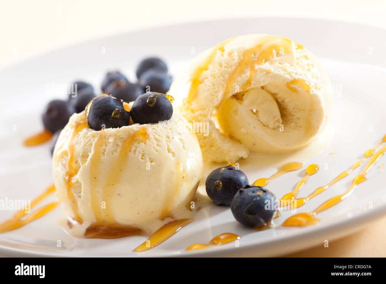 Gelato alla vaniglia con mirtilli e miele Foto Stock