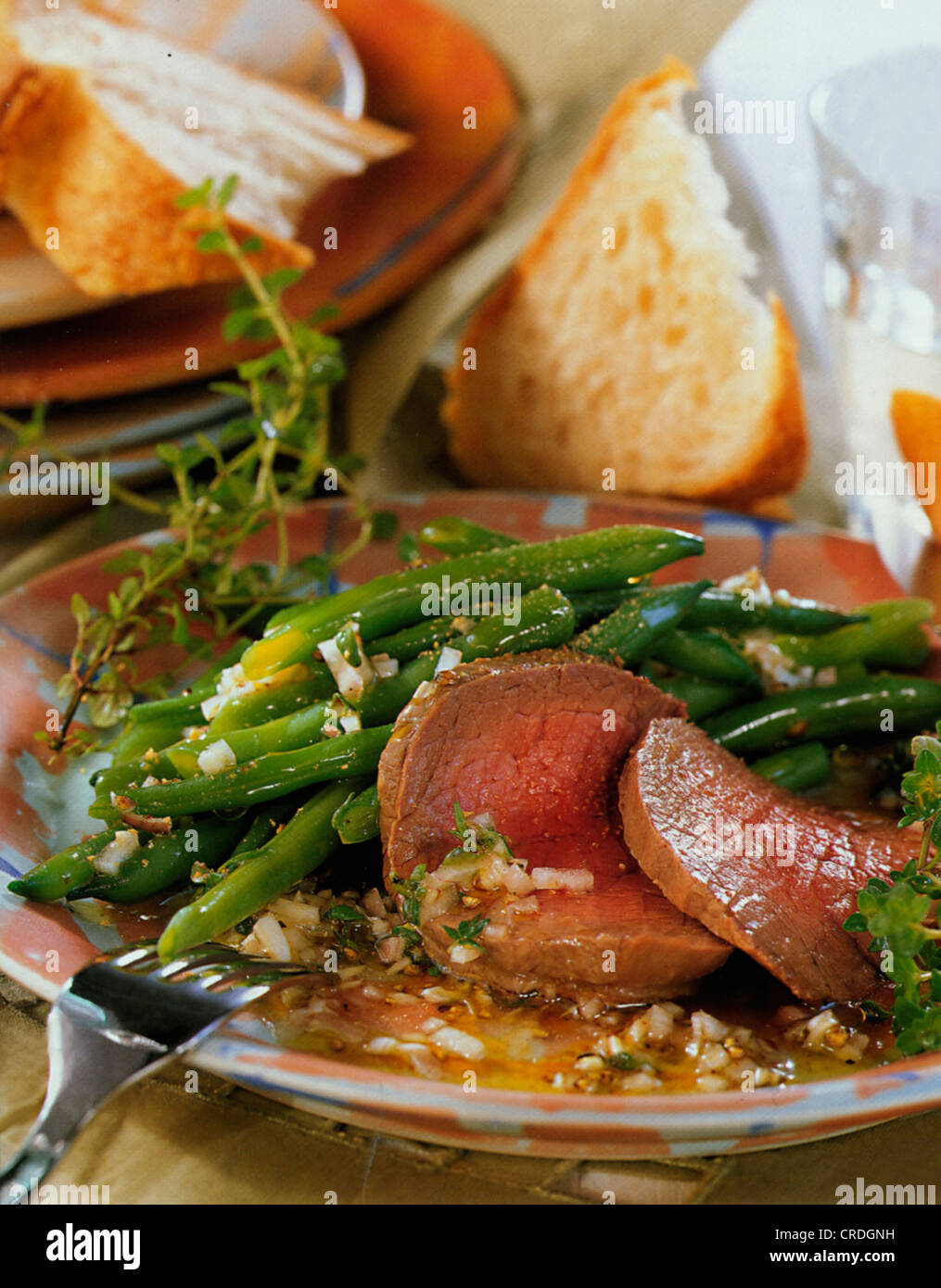 Insalata di fagioli verdi con fette di sirloina. Foto Stock