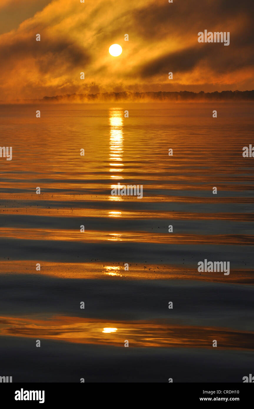 Sun riflette in onde, Pewaukee Lake, nel Wisconsin, USA, America Foto Stock