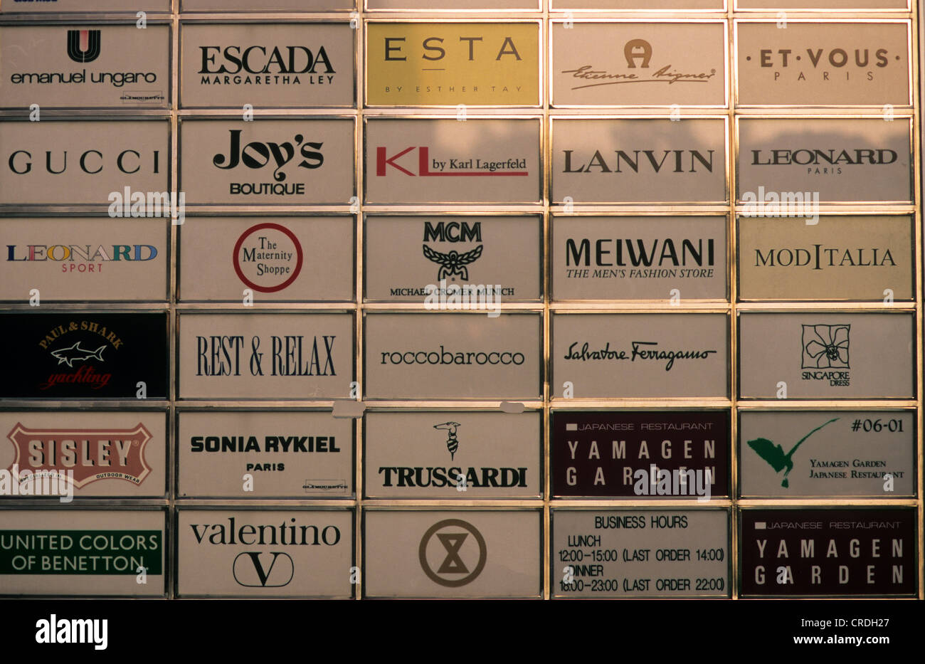 SE L'Asia, Singapore, shopping firmare la visualizzazione di marchio per la vendita su Orchard Road. Foto Stock
