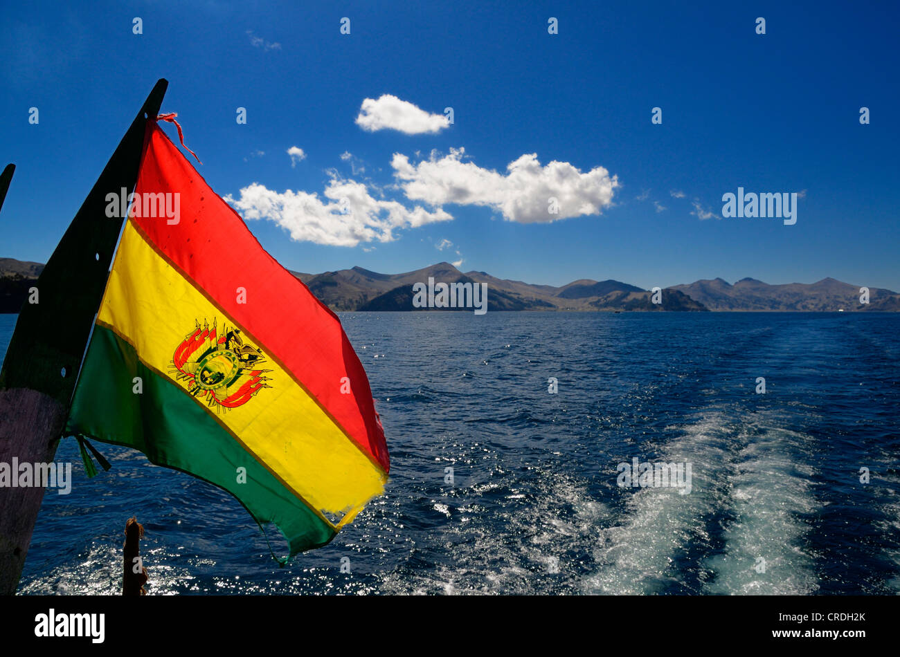 Bandiera boliviana su una barca, Copacabana, Lago Titcaca, Bolivia, Sud America Foto Stock