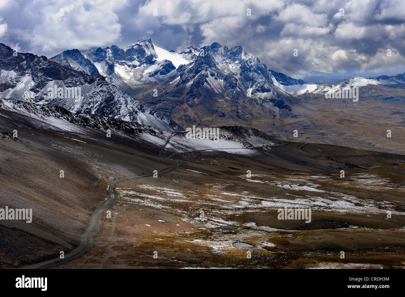 Alta strada di montagna con le montagne delle Ande, La Paz, Bolivia, Sud America Foto Stock