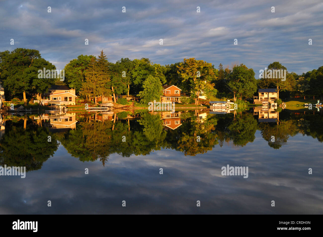 Le case si riflette nel lago, lago Okauchee, Wisconsin, STATI UNITI D'AMERICA Foto Stock
