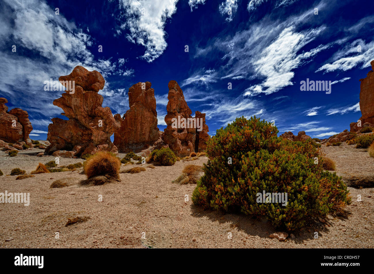 Le formazioni rocciose contro un blu cielo nuvoloso, Uyuni, Bolivia, Sud America Foto Stock