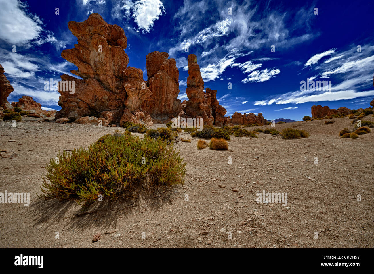 Le formazioni rocciose contro un blu cielo nuvoloso, Uyuni, Bolivia, Sud America Foto Stock