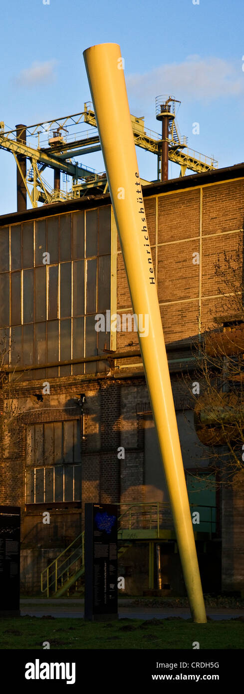 Opera di carpenteria metallica Henrichshuette con il cartello giallo del percorso di cultura industral, in Germania, in Renania settentrionale-Vestfalia, la zona della Ruhr, Hattingen Foto Stock
