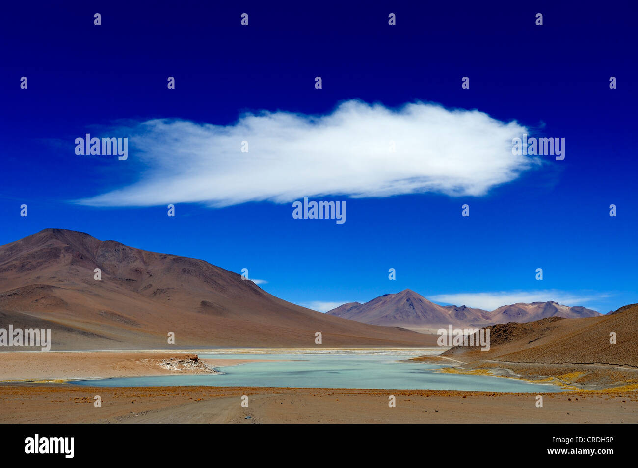 Laguna Blanca la gamma della montagna e le nuvole nel cielo, Uyuni, Bolivia, Sud America Foto Stock