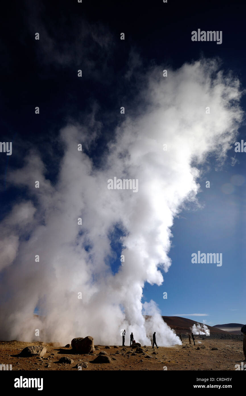 Geyser con vapore acqueo contro un profondo cielo blu, Uyuni, Bolivia, Sud America Foto Stock