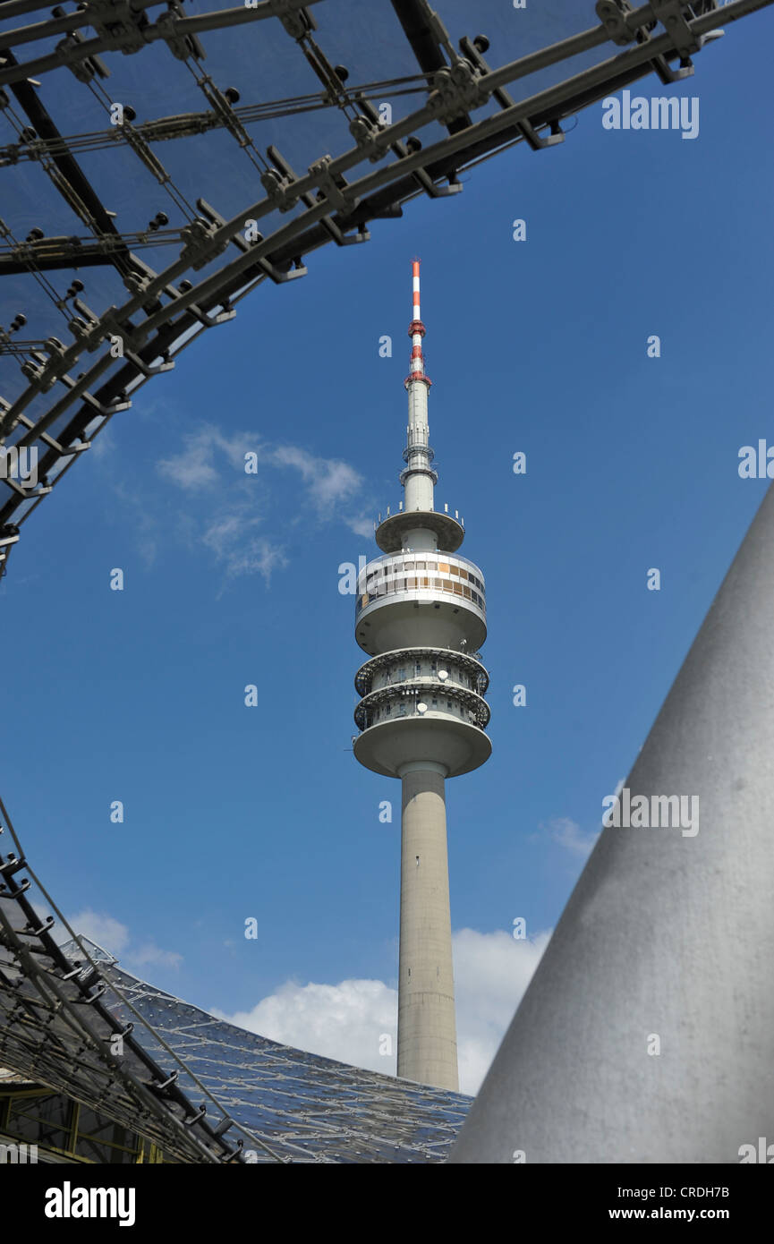 Struttura del tetto, Olympiahalle Olympic Hall e Olympiaturm Olympic Tower a Monaco di Baviera, Germania, Europa Foto Stock