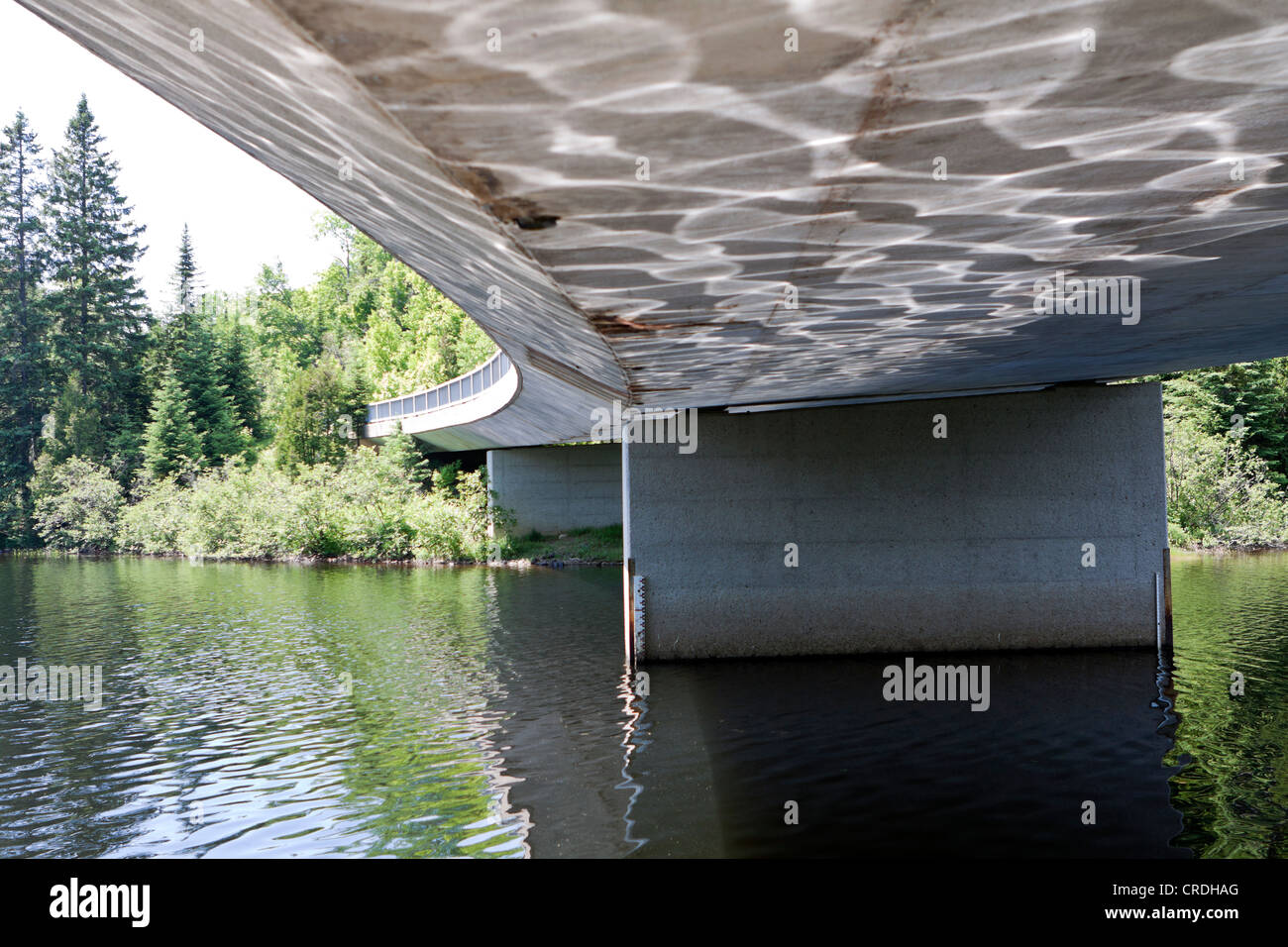 La riflessione di acqua sotto il ponte Foto Stock