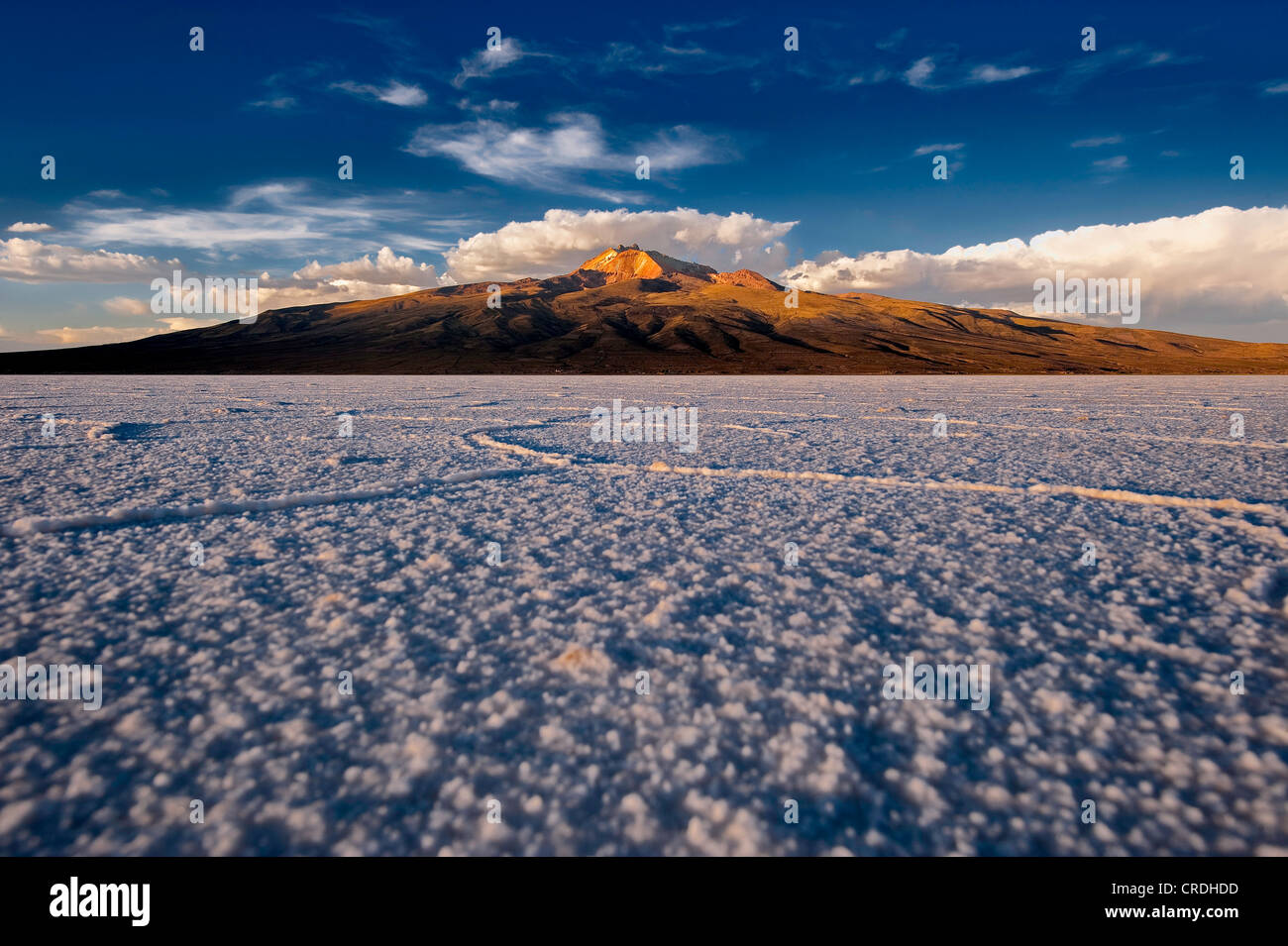 Salt Lake con la gamma della montagna, Salar de Uyuni, Uyuni, Bolivia, Sud America Foto Stock