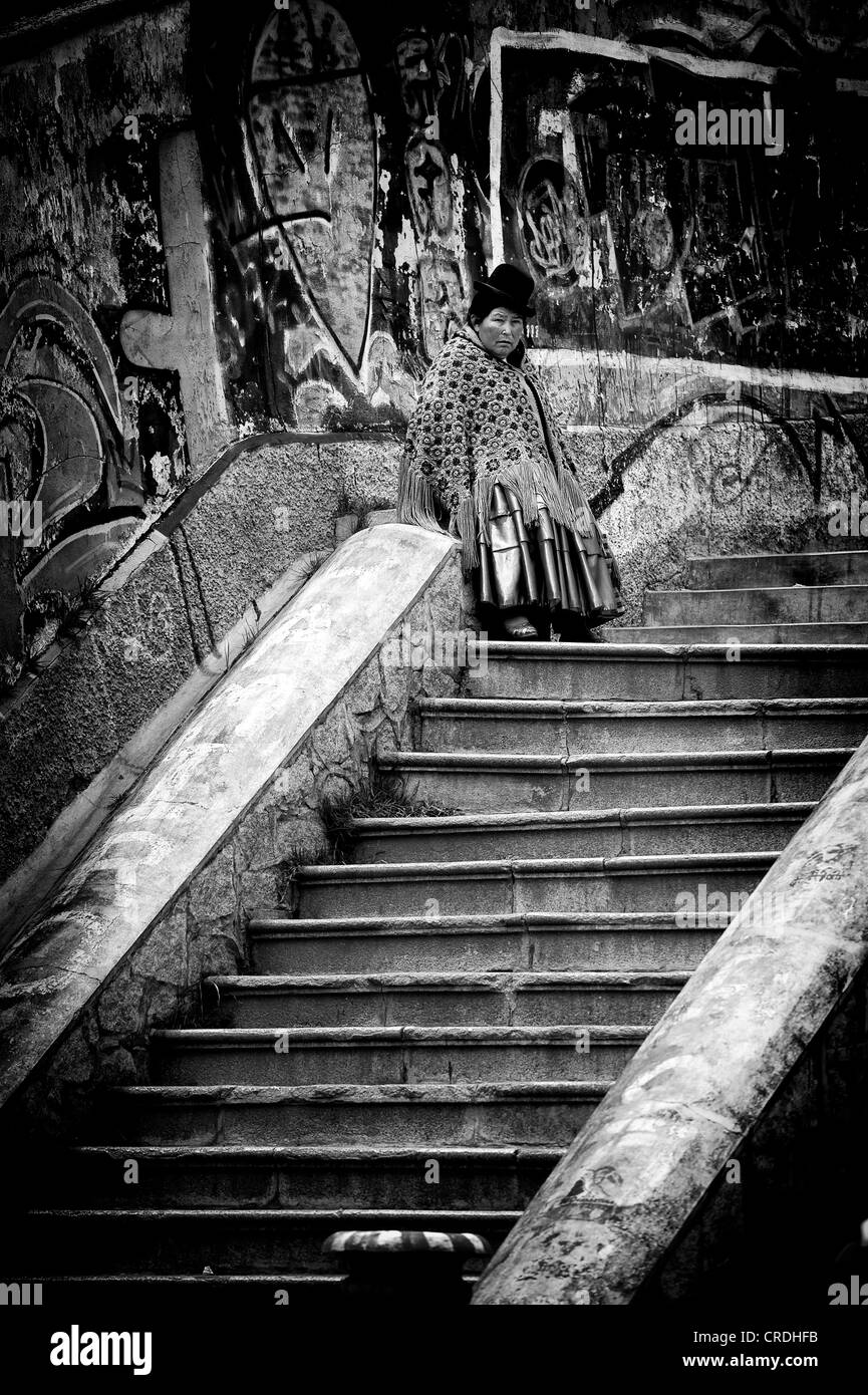 Indio donna sulla scalinata, La Paz, Bolivia, Sud America Foto Stock