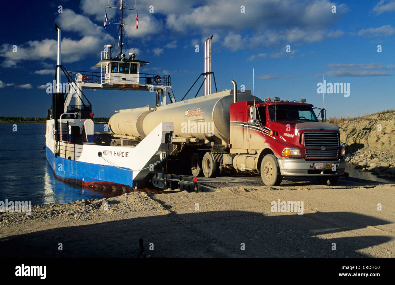 Traghetto per attraversare il fiume Mackenzie vicino a Fort Providence con il carrello, Northwest Territories, Canada Foto Stock