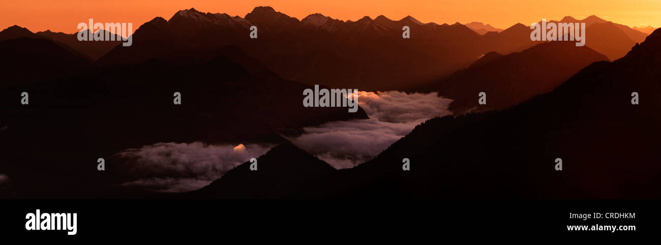 Panorama di montagna di sunrise, Reutte, Ausserfern, Tirolo, Austria, Europa Foto Stock