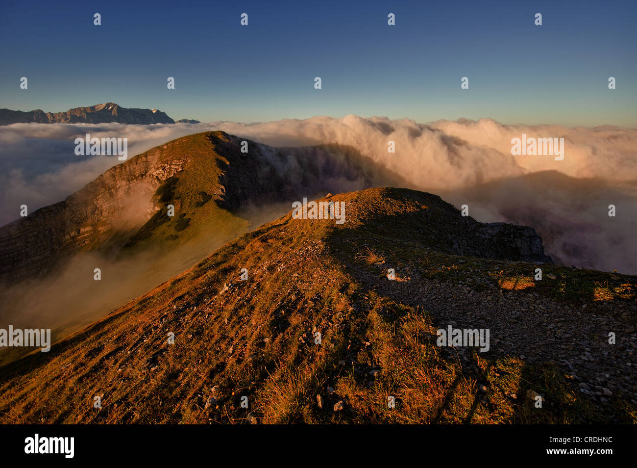 Picchi di montagna con la nebbia, Ammergebirge, Ammer montagne, Garmisch, Baviera, Germania, Europa Foto Stock