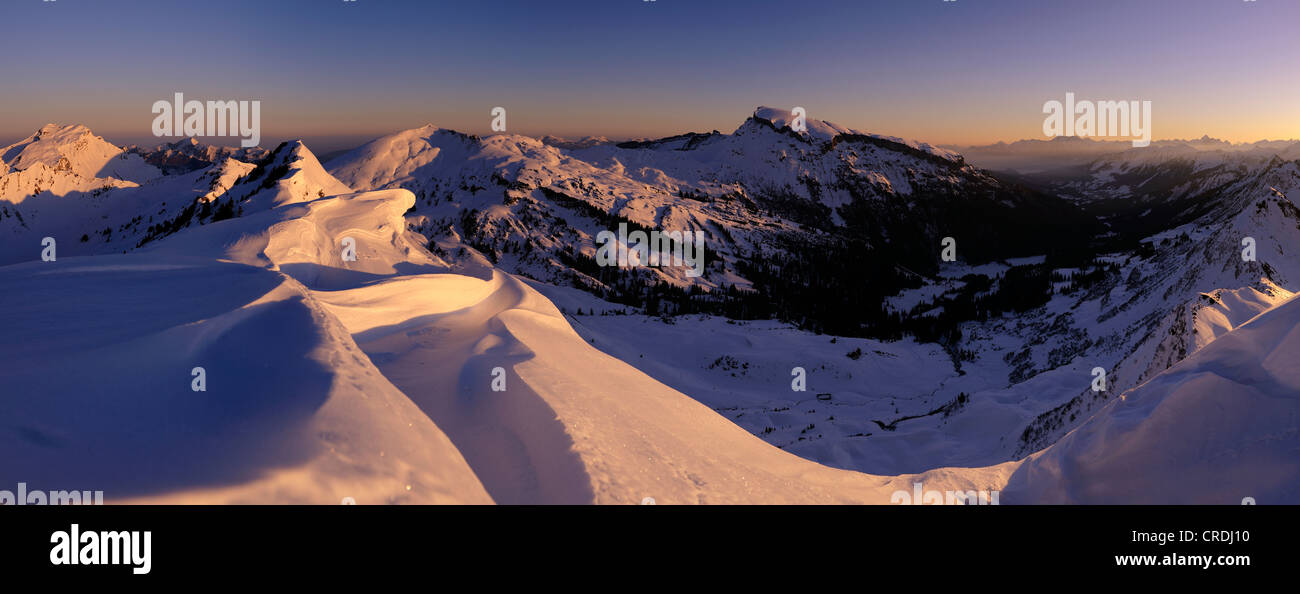 Panorama di montagna al mattino in inverno, Baad, Kleinwalsertal, Vorarlberg, Austria, Europa Foto Stock