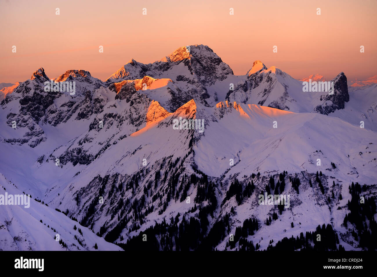 Panorama di montagna al mattino in inverno, Baad, Kleinwalsertal, Vorarlberg, Austria, Europa Foto Stock
