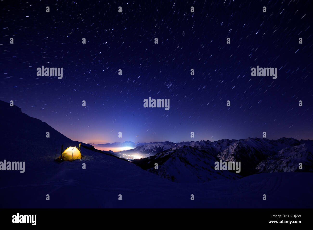 Panorama di montagna con stelle in inverno, Baad, Kleinwalsertal, Vorarlberg, Austria, Europa Foto Stock