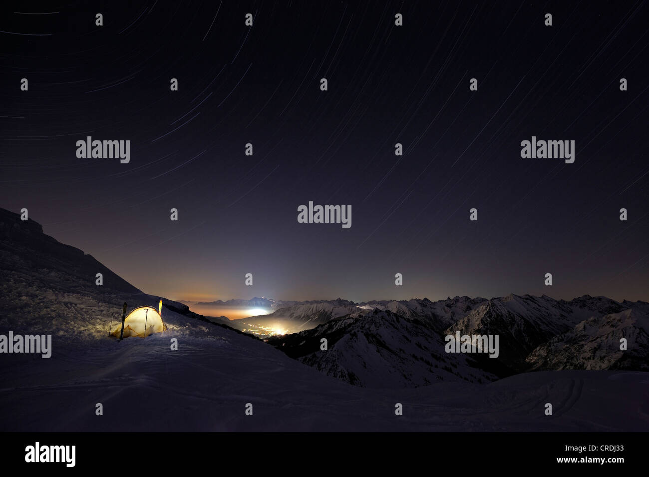 Panorama di montagna con stelle in inverno, Baad, Kleinwalsertal, Vorarlberg, Austria, Europa Foto Stock