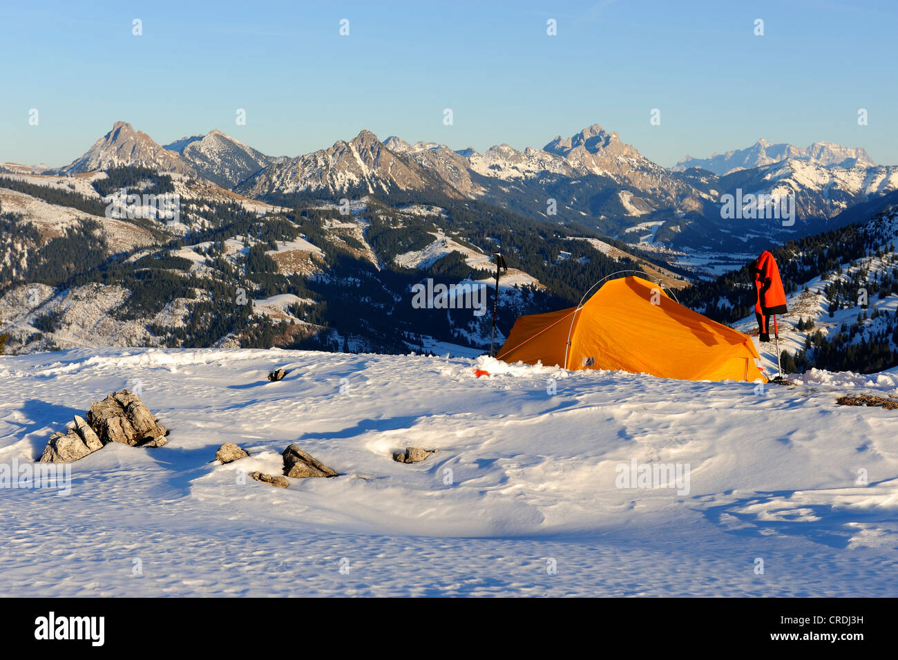 Paesaggio di montagna e una tenda in inverno, Oberjoch montagna Oberallgaeu, Baviera, Germania, Europa Foto Stock