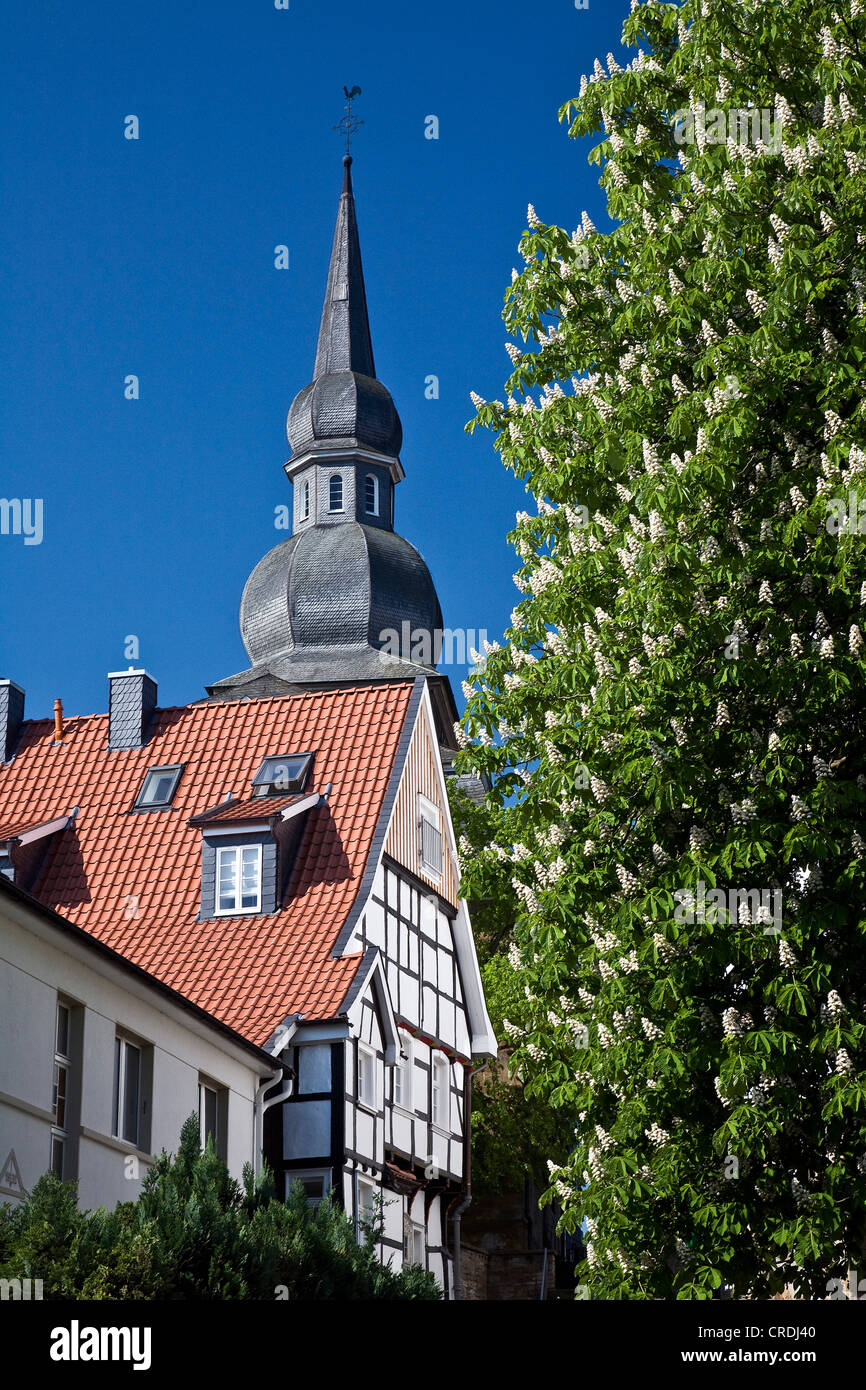 Legno a casa e steeple, in Germania, in Renania settentrionale-Vestfalia, la zona della Ruhr, Sprockhoevel Foto Stock