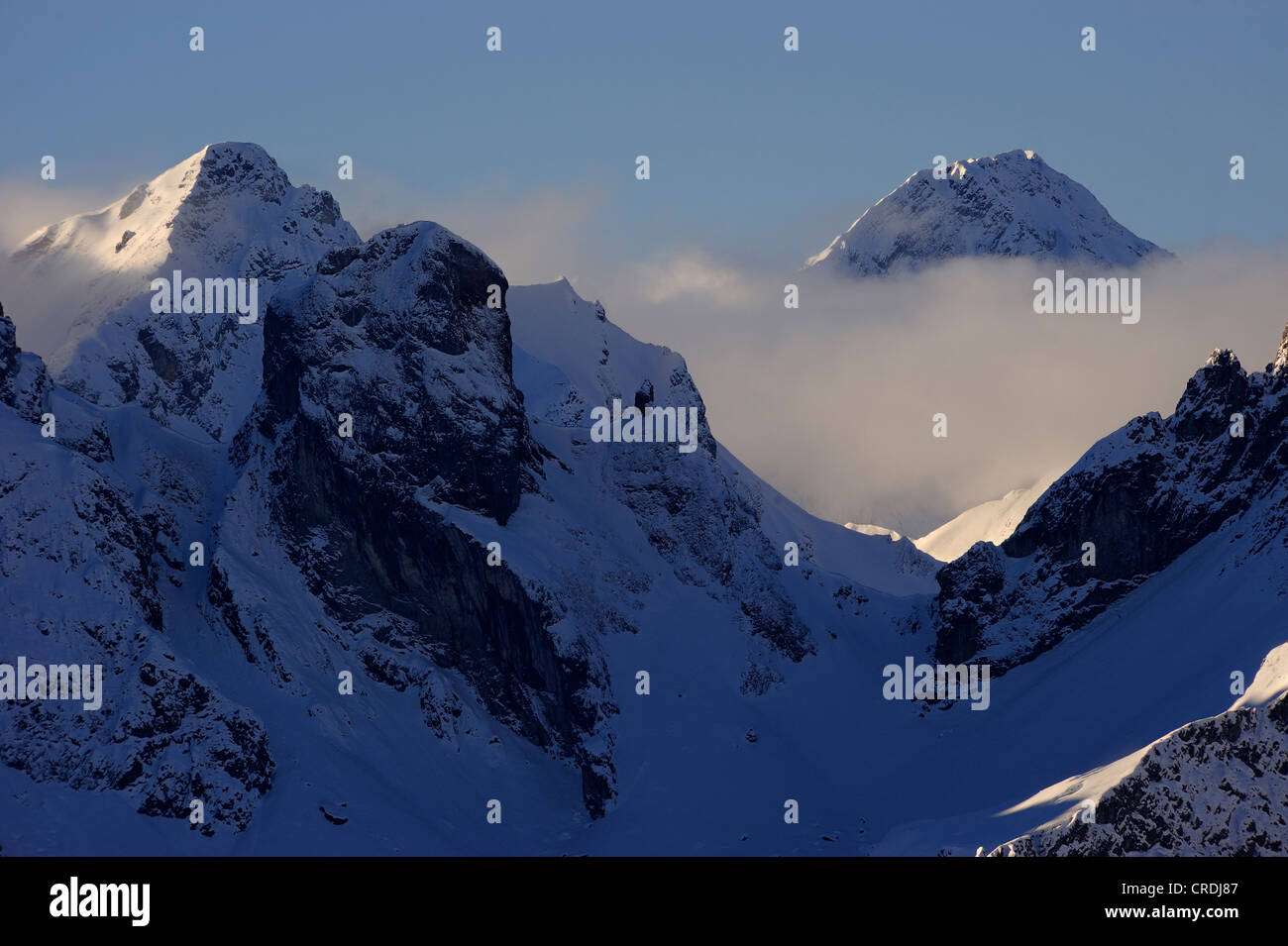 Cime di montagna con la nebbia in inverno, la valle Kleinwalsertal, Vorarlberg, Austria, Europa Foto Stock