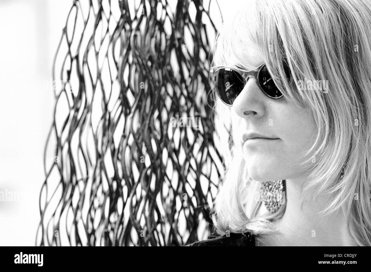Bianco e nero ritratto di una donna con occhiali neri, Germania Foto Stock