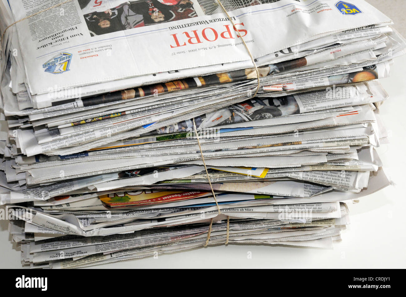 Carta usata, fascio di quotidiani Foto stock - Alamy