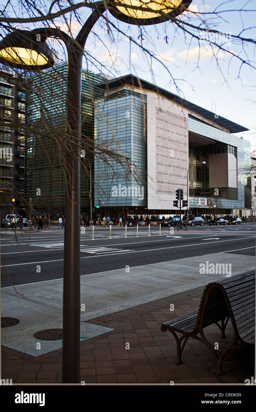 Il Newseum su Pennsylvania Avenue a Washington DC al crepuscolo Foto Stock