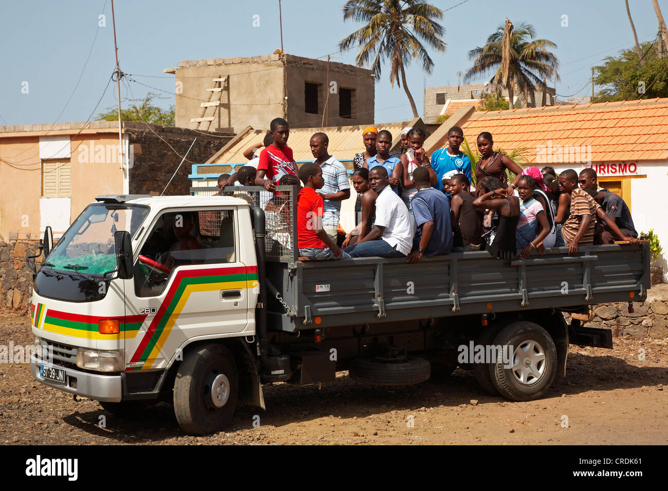 Veicolo con diversi nativi, Capo Verde Isole di Capo Verde, isola di Santiago Foto Stock