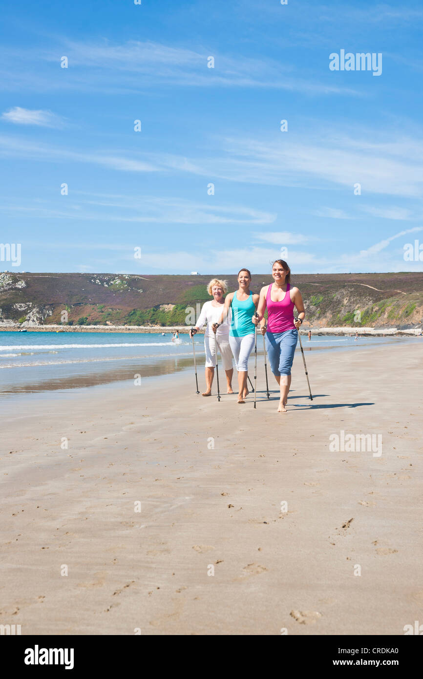 Tre donne Nordic walking sulla spiaggia, Camaret-sur-Mer, Finisterre, Bretagna, Francia, Europa Foto Stock