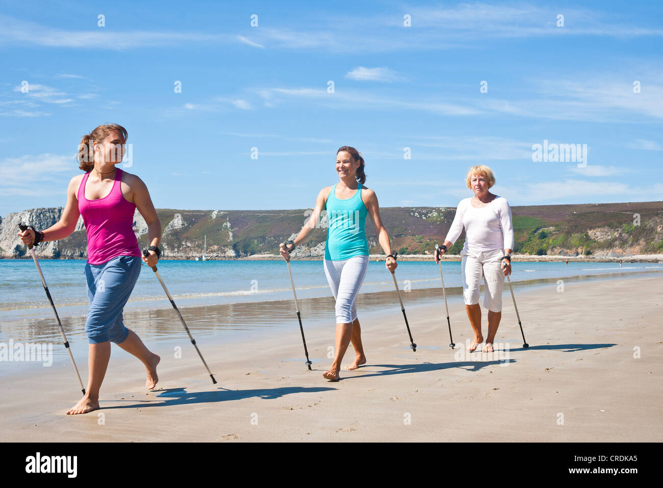 Tre donne Nordic walking sulla spiaggia, Camaret-sur-Mer, Finisterre, Bretagna, Francia, Europa Foto Stock